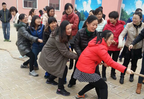 2014年3月7日，公司全體女職工以昂揚(yáng)的斗志，飽滿的精神狀態(tài)，參加了金魯班集團(tuán)組織的第一屆趣味運(yùn)動(dòng)會(huì)，并參與了跳繩、拔河、踢毽子等7個(gè)項(xiàng)目的比賽，包攬了踢毽子前三名的傲人戰(zhàn)績(jī)，拔河獲第二名。